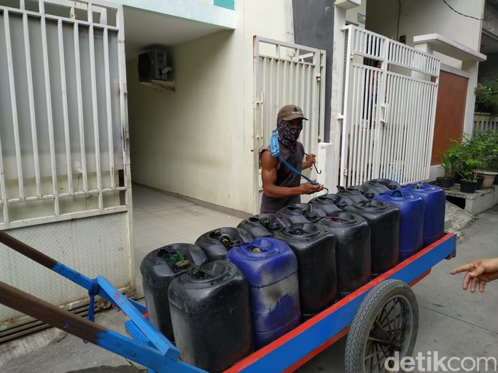 Kondisi proyek got di Pademangan Timur yang membuat aliran air PAM ke rumah warga menjadi tersendat. 6 September 2021. (Athika Rahma/detikcom)