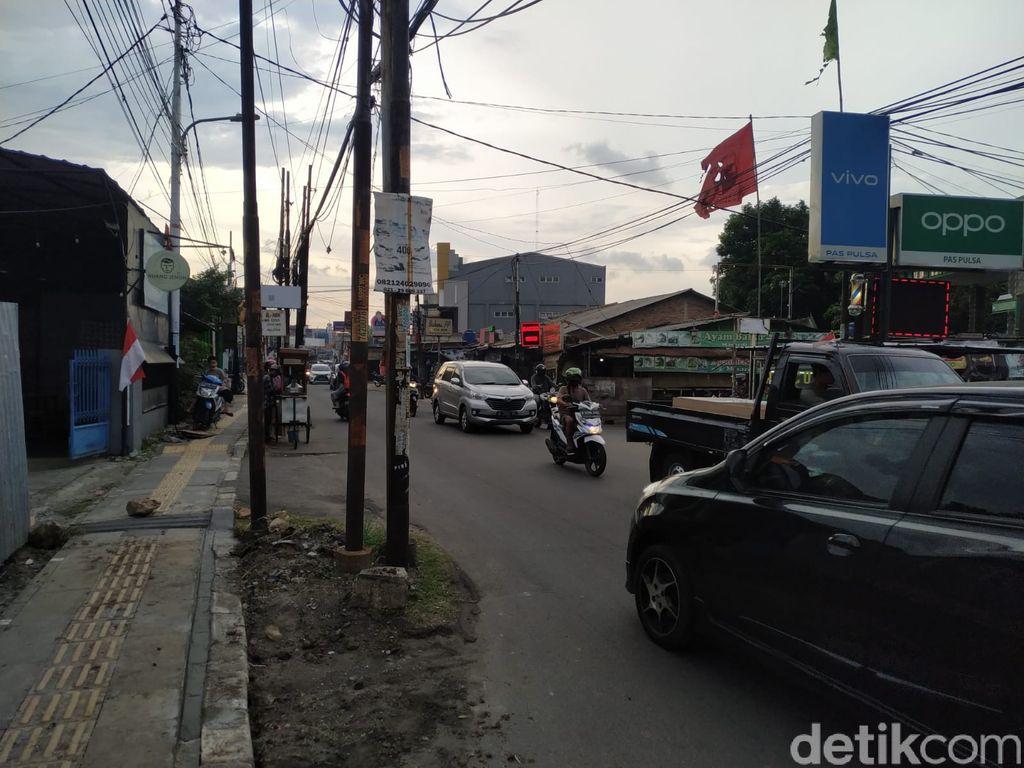 Kondisi tiang-tiang yang berdiri dan bekas tiang yang dicabut dari badan Jl WR Supratman, Ciputat Timur, 6 September 2021. (Athika Rahma/detikcom)