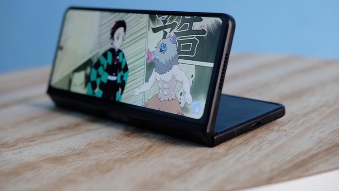 Menonton film di layar depan Samsung Galaxy Z Fold 3.