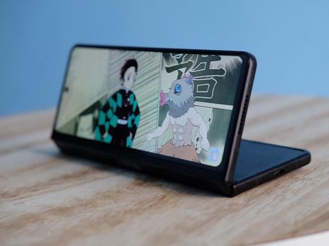 Layar depan Samsung Galaxy Z Fold 3 Menonton film di layar depan Samsung Galaxy Z Fold 3.