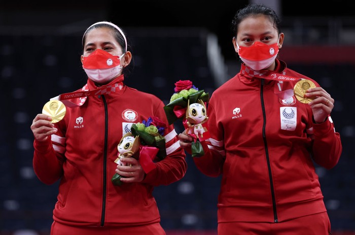 TOKYO, JAPAN - SEPTEMBER 04: Gold medalists Oktila Leani Ratri and Sadiyah Khalimatus of Team Indonesia pose on the podium at the medal ceremony for the Badminton Womens Doubles SL3-SU5 on day 11 of the Tokyo 2020 Paralympic Games at Yoyogi National Stadium on September 04, 2021 in Tokyo, Japan. (Photo by Kiyoshi Ota/Getty Images)