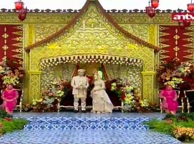 6 Potret Dekorasi Ngunduh Mantu Lesti Kejora & Rizki Billar yang Serba Emas