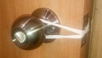Pintu di rumah otomatis mengunci? Pakai karet buat nahan supaya tidak terkunci lagi. Foto: Dok. Brightside