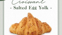 Selain cocok dipadukan dengan sajian rice bowl, Salted Egg juga enak dimakan dengan croissant lho. Seperti menu Croissant Salted Egg di Sukhadelights, seharga Rp 34.500 per buahnya. Foto: Official Shop