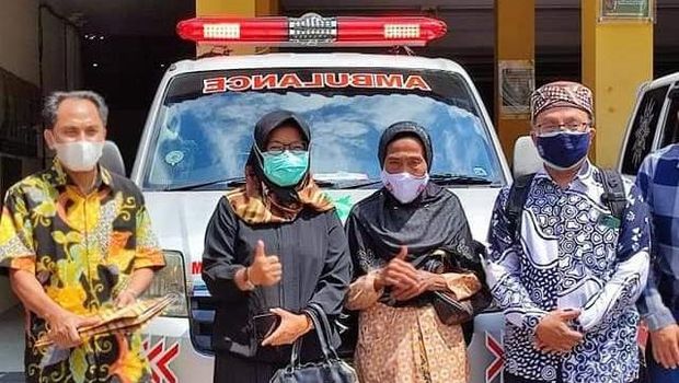 Mbah Tuginem wakafkan mobil ambulans dari uang tabungannya di Bantul, Senin (6/9/2021).