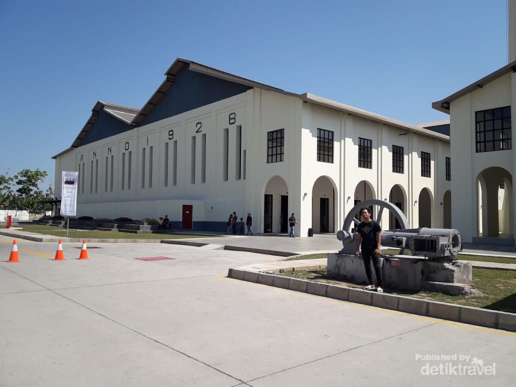 Museum De Tjolomadoe awalnya merupakan sebuah Pabrik Gula