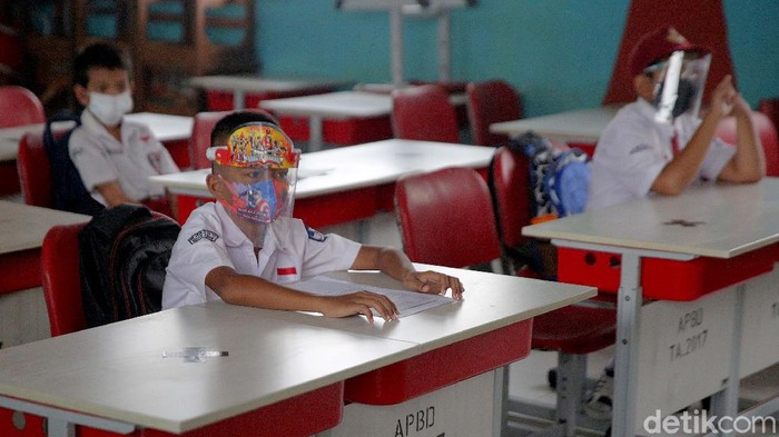 Melihat Penerapan Protokol Kesehatan Saat Sekolah Tatap Muka Digelar Bekasi jadi salah satu daerah yang mulai gelar sekolah tatap muka. Protokol kesehatan pun diterapkan secara ketat guna cegah penyebaran virus Corona.