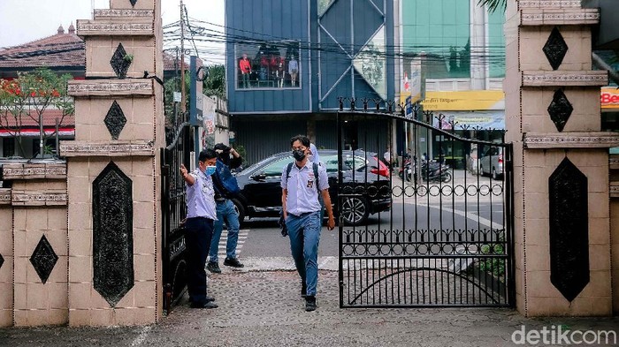 Menengok Pelaksanaan Uji Coba Sekolah Tatap Muka di Tangerang Sekolah di Tangerang mulai melakukan uji coba sekolah tatap muka dengan terapkan protokol kesehatan secara ketat. Seperti apa pelaksanaannya? Lihat yuk.
