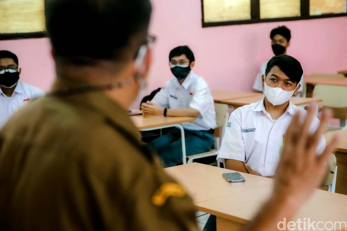 Sekolah di Tangerang mulai melakukan uji coba sekolah tatap muka dengan terapkan protokol kesehatan secara ketat. Seperti apa pelaksanaannya? Lihat yuk.