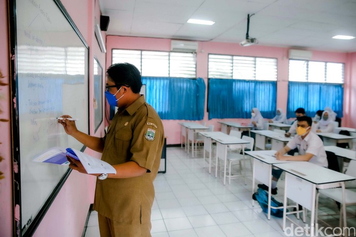 Sekolah di Tangerang mulai melakukan uji coba sekolah tatap muka dengan terapkan protokol kesehatan secara ketat. Seperti apa pelaksanaannya? Lihat yuk.