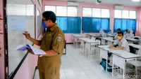 Tak hanya siswa, guru juga diwajibkan menggunakan masker saat beraktivitas di area sekolah. Guna mencegah penyebaran virus Corona, sebanyak 95 persen guru maupun staf sekolah pun telah disuntik vaksin COVID-19.