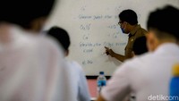 Diketahui hanya sebanyak 50 persen siswa dari kelas XII yang ikut serta dalam kegiatan uji coba sekolah tatap muka ini. Sementara sisanya mengikuti pembelajaran via daring dari rumah.