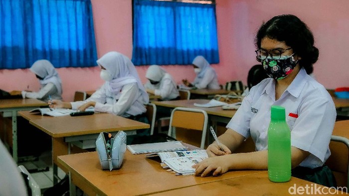 Sekolah di Tangerang mulai melakukan uji coba sekolah tatap muka dengan terapkan protokol kesehatan secara ketat. Seperti apa pelaksanaannya? Lihat yuk.