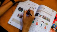 Nantinya bila uji coba sekolah tatap muka ini berhasil, kegiatan belajar tatap muka itu akan ditambah lagi 50 persen bagi siswa kelas XI.