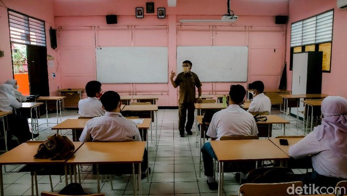 Sekolah di Tangerang mulai melakukan uji coba sekolah tatap muka dengan terapkan protokol kesehatan secara ketat. Seperti apa pelaksanaannya? Lihat yuk.