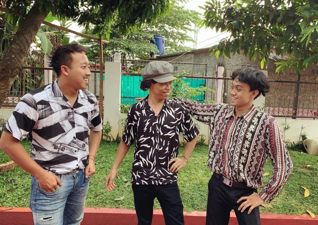 Beberapa netizen mengatakan bahwa wajah ketiganya bak kembar dengan para pemeran Warkop DKI. Lah mirip gue kira malah yang aslinya, komentar salah seorang netizen. Reinkarnasi, tambah netizen lain. Foto: Instagram