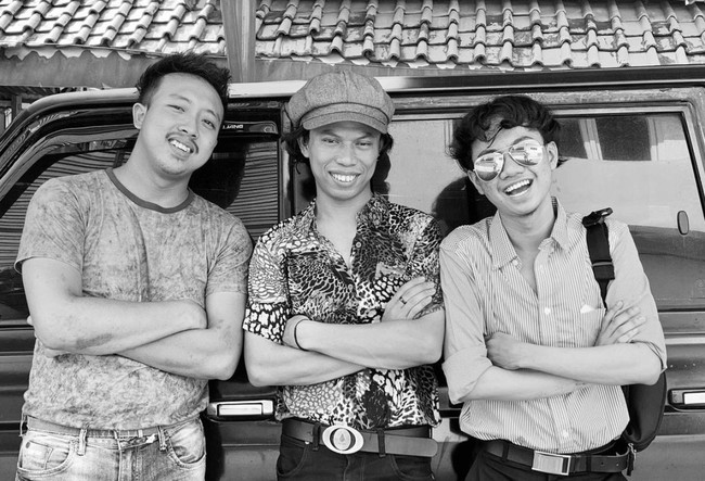 Ketiga pria pemilik akun Instagram bernama @alfindk,  @sepriadi_97, dan @alfredkus itu gemar membagikan foto-foto mereka saat tengah berpose bersama di akun Instagram. Contohnya adalah foto yang satu ini. Bagaimana menurutmu penampilan ketiganya? Foto: Instagram