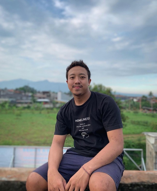 Hingga saat ini Alfin Dwi Krisnandi telah memiliki pengikut Instagram sebanyak lebih dari 24,1 ribu berkat kemiripannya dengan Indro Warkop DKI. Alfin disebut-sebut mirip seperti Indro Warkop saat masih muda. Foto: Instagram