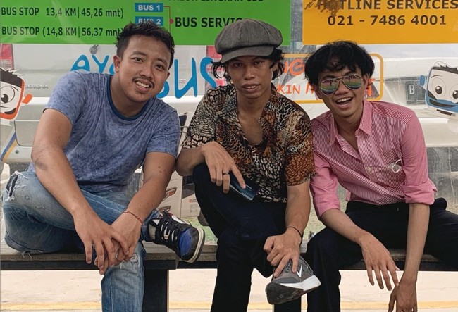 Tiga orang pemuda ini belakangan menjadi viral karena disebut memiliki paras yang mirip dengan pemeran Warkop DKI, yaitu Dono, Kasino, dan Indro. Kemiripannya itu yang kemudian berhasil mencuri perhatian netizen. Foto: Instagram