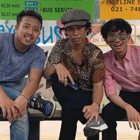 Tiga orang pemuda ini belakangan menjadi viral karena disebut memiliki paras yang mirip dengan pemeran Warkop DKI, yaitu Dono, Kasino, dan Indro. Kemiripannya itu yang kemudian berhasil mencuri perhatian netizen. Foto: Instagram