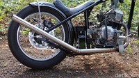 Chopper garapan Katros Garage ini ternyata bekerjasama dengan Sickless Customworks. Namun, untuk rangka jelas fitting yang digunakan sesuai dengan postur tubuh Catur yang cenderung di atas tinggi rata-rata. Foto: Muhammad Hafizh Gemilang