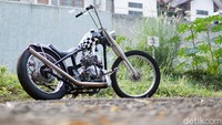 “Desainnya sih terinspirasi dari chopper tradisional Jepang. Tapi yang spesial adalah gue tuh selalu pengen punya motor yang pakai hand shifter, dan akhirnya jadilah ini si Jagur pakai hand shifter,” papar Catur. Foto: Muhammad Hafizh Gemilang
