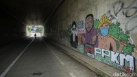 Mural kritikan terhadap pemerintah itu masih mejeng dan eksis di sebuah underpass di bilangan Kabupaten Bogor, Jawa Barat, Senin (6/9/2021).