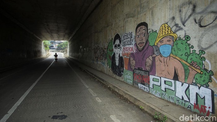 Mural 'Pelan Pelan Kita Mati' Nongol di Bogor Pengendara motor melintas di kawasan Kabupaten Bogor, Jawa Barat, Senin (6/9/2021). Nampak sebuah mural Pelan Pelan Kita Mati (PPKM) terlihat di sebuah underpass. Sebelumnya mural terkait covid dan sindiran ke pemerintah berjamuran, satu per satu mural yang dibuat dihapus petugas.