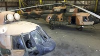 Penampakan dua helikopter militer Afghanistan yang rusak di Bandara Internasional Hamid Karzai usai Taliban menguasai kawasan bandara tersebut.