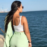 Dan inilah pose seksi sang model yang kerap berpose dari belakang seolah pamer area yang paling disukai Ronaldo itu. Foto: dok. Instagram/@natachasofiaoficial