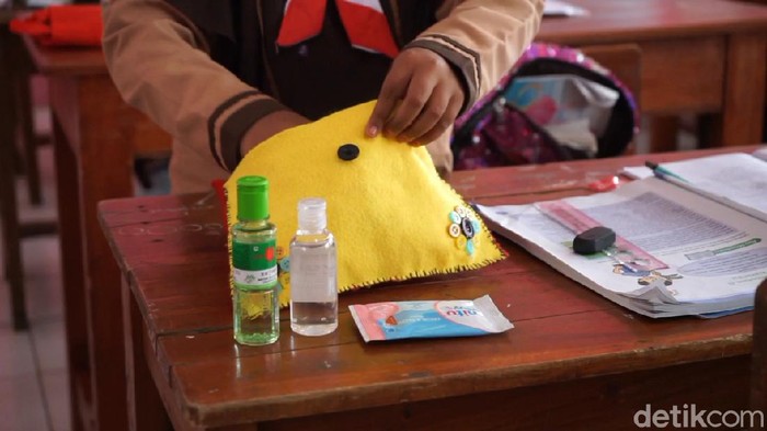 Para siswa yang mengikuti PTM di Purwakarta wajib bawa dompet sehat