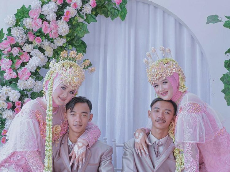 Potret Unik 2 Pasutri Kembar Nikah Barengan, Viral Bikin Tamu Bingung