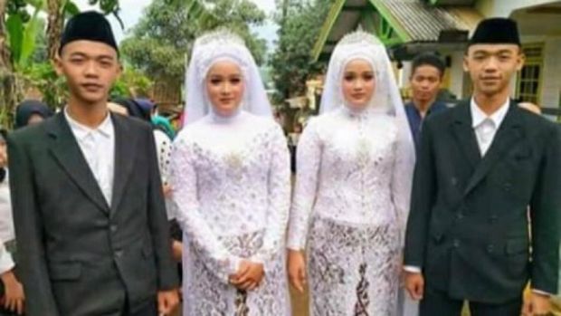 Pasangan kembar yang menikah viral di media sosial.