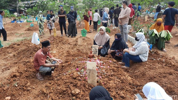 Pemakaman korban keracunan massal di Karawang