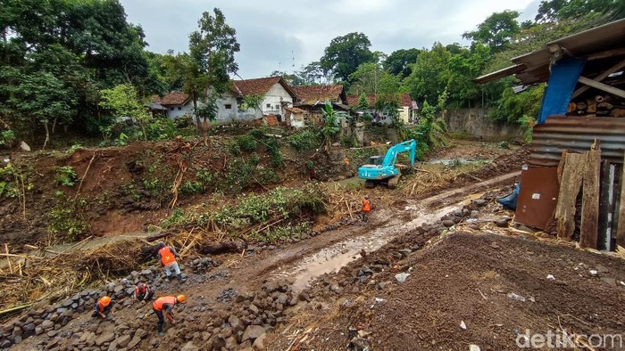 Penataan bantaran sungai di Ciamis