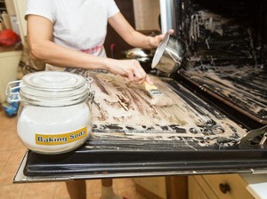 5 Alat Dapur yang Tak Boleh Dicuci dengan Baking Soda agar Tetap Awet