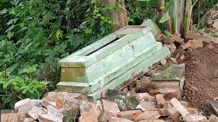 perusakan makam di banyuwangi