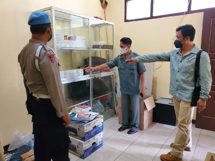 Petugas sedang olah TKP Di ruang Lab SMP 1 Semanding Tuban