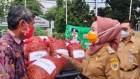 Harga cabai di Brebes, Jawa Tengah, anjlok usai panen raya. Bupati Brebes Idza Priyanti pun mengerahkan PNS memborong hasil panen cabai petani.Foto: Imam Suripto/detikcom