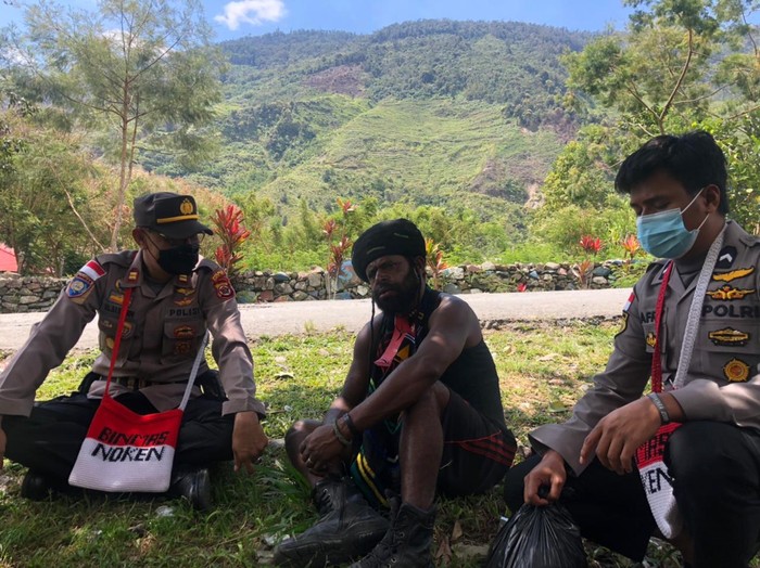 Polda Papua menggandeng eks anggota KKB untuk menjaga keamanan dan ketertiban masyarakat (kamtibmas) di Kabupaten Puncak Jaya, Papua. (dok Polda Papua)