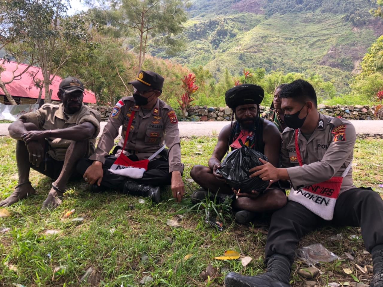 Polda Papua menggandeng eks anggota KKB untuk menjaga keamanan dan ketertiban masyarakat (kamtibmas) di Kabupaten Puncak Jaya, Papua. (dok Polda Papua)
