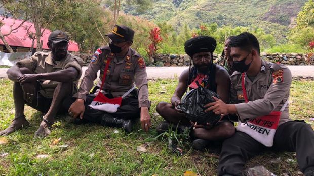 Polda Papua menggandeng eks anggota KKB untuk menjaga keamanan dan ketertiban masyarakat (kamtibmas) di Kabupaten Puncak Jaya, Papua. (dok Polda Papua)