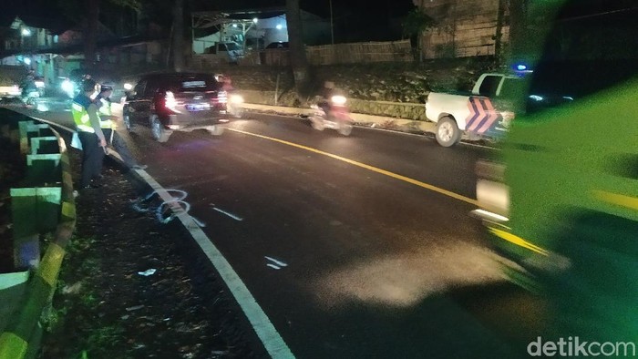 Polisi menggelar olah tempat kejadian kecelakaan maut di Jalur Cianjur-Puncak, Senin (6/9/2021) malam