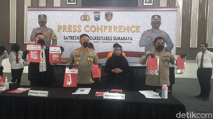 Polisi membongkar kasus aborsi di Surabaya. Dalam kasus ini, ada tiga orang yang diamankan.