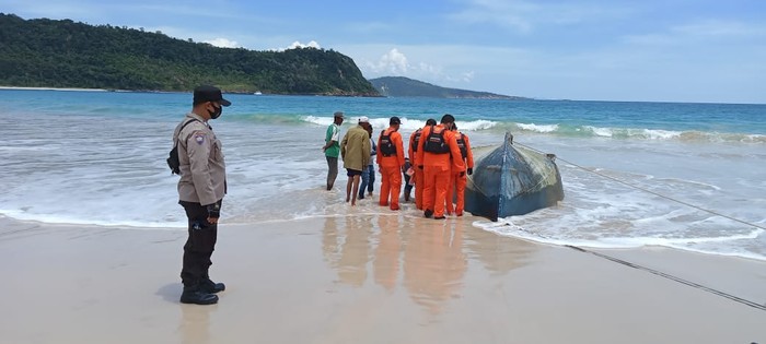 Potret Kapal Telungkup Berisi Mayat Tanpa Kepala Terdampar di Aceh Potret Kapal Telungkup Berisi Mayat Tanpa Kepala Terdampar di Aceh