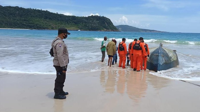 Potret Kapal Telungkup Berisi Mayat Tanpa Kepala Terdampar di Aceh