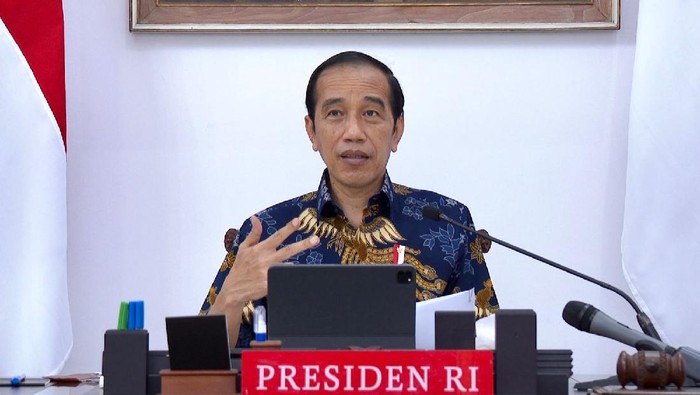 Presiden Jokowi saat memimpin rapat evaluasi PPKM, Senin (6/9)