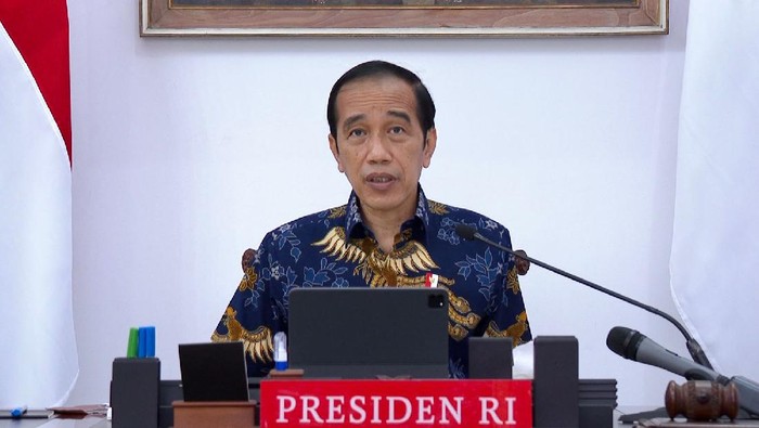 Presiden Jokowi saat memimpin rapat evaluasi PPKM, Senin (6/9)