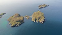 Pulau bernama Carn Deas tak dihuni manusia. Lokasinya berdekatan dengan Desa Archiltibuie yang mempunyai 300 penduduk. (Goldcrest Land and Foresty Group)