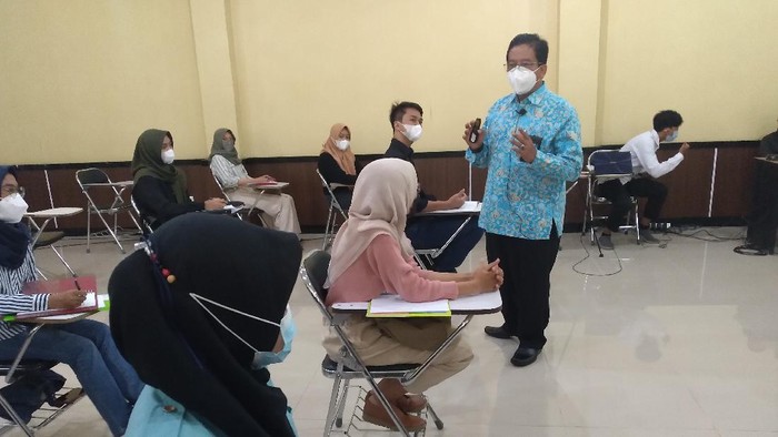 Rektor UNS Jamal Wiwono mengisi kuliah tatap muka perdana